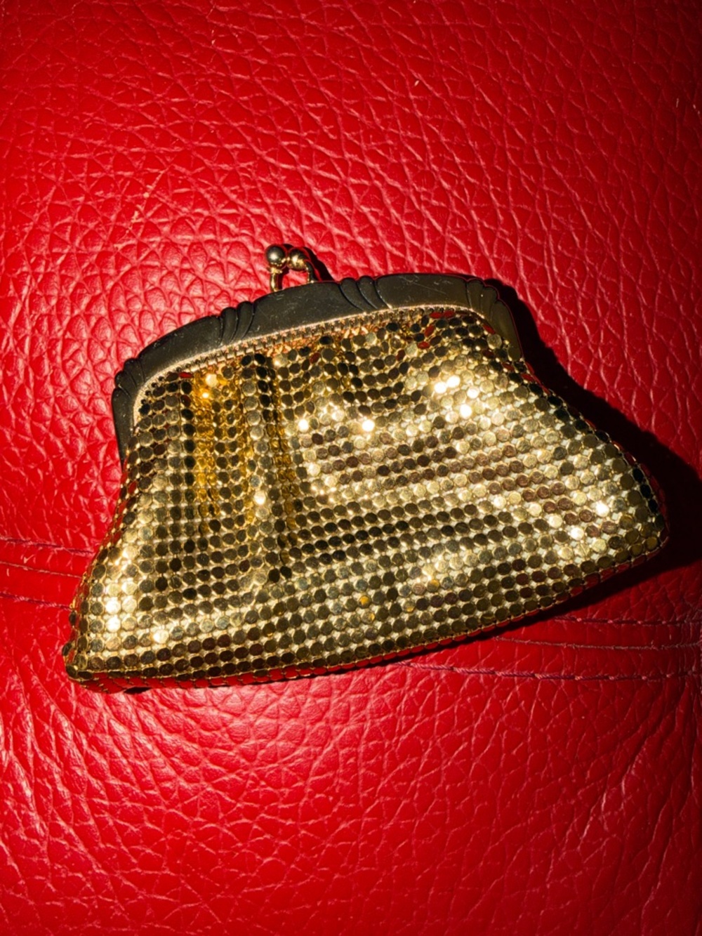 Vintage Whiting & Davis Gold-Tone Mesh Kiss Lock Coin Mini Wallet